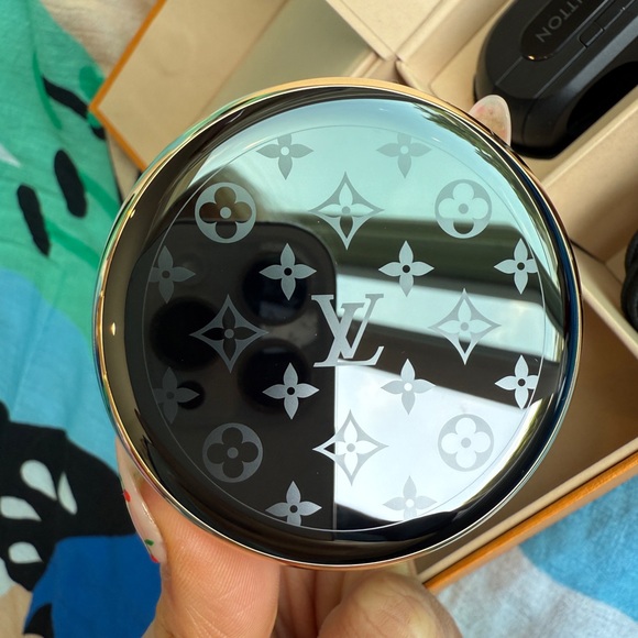 Louis Vuitton Horizon Light Up Earphones - Pink - Picture 6 of 11